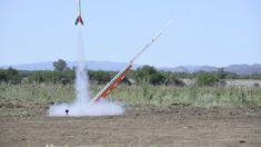 Fueron lanzados uno a uno, hasta una altura de 300 metros. Fueron lanzados uno a uno, hasta una altura de 300 metros.