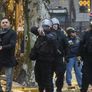 El comisario Gustavo Gauna, de civil y con una escopeta en la mano.