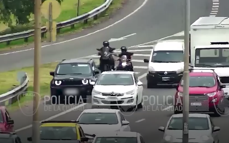 Impactante persecución a una camioneta por la General Paz.
