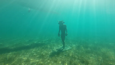 La misteriosa escultura fue hallada por un joven que recorría el lago en kayak. La misteriosa escultura fue hallada por un joven que recorría el lago en kayak.