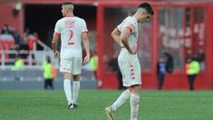 El lamento de los jugadores de Huracán tras la caída con Independiente. El lamento de los jugadores de Huracán tras la caída con Independiente.