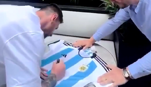 Lionel Messi sorprendió a un hincha con el detalle que le agregó a su camiseta de la Selección argentina. Lionel Messi sorprendió a un hincha con el detalle que le agregó a su camiseta de la Selección argentina.