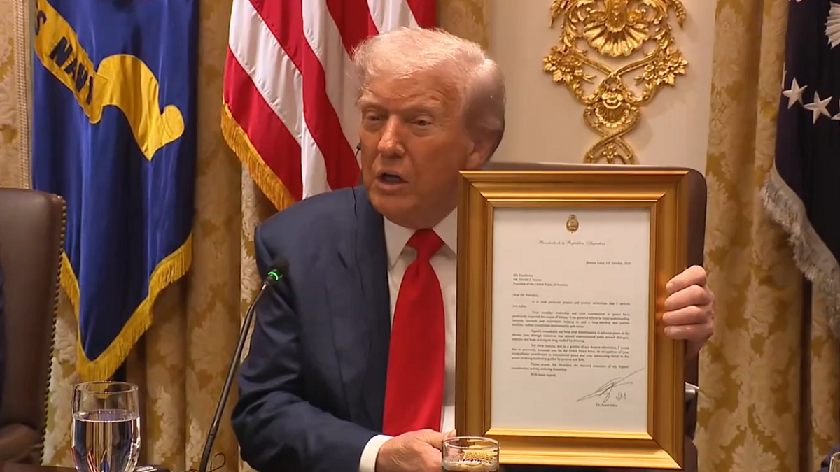 Javier Milei le regaló una carta enmarcada a Donald Trump en la Casa Blanca: qué dice