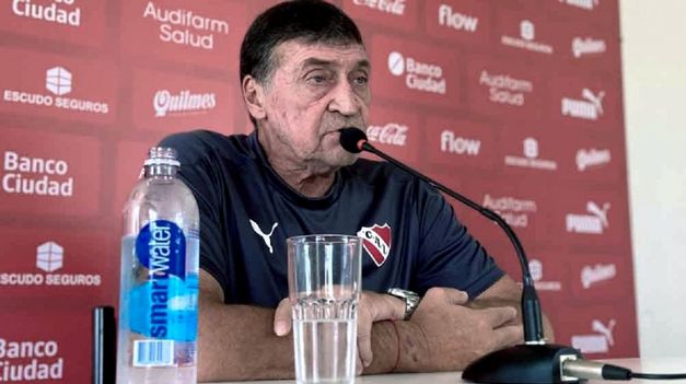 El técnico de Independiente, Falcioni apuntó al exmanager Montenegro.