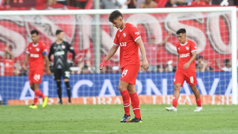 El desconsuelo del delantero Matías Giménez de Independiente.