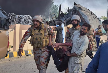 Ataque terrorista a un tren militar en Pakistán provocó al menos 24 muertos y decenas de heridos Ataque terrorista a un tren militar en Pakistán provocó al menos 24 muertos y decenas de heridos