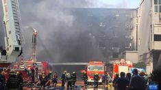 El cuerpo de bomberos trabajó intensamente para apagar el fuego en la fábrica de zapatos en China.&nbsp;