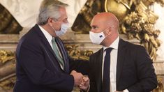 Alberto Fernández saluda al embajador de la Unión Europea, Amador Sanchez Rico. Alberto Fernández saluda al embajador de la Unión Europea, Amador Sanchez Rico.