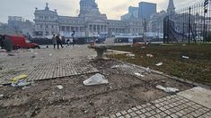 Así quedó la vereda de la Plaza del Congreso.