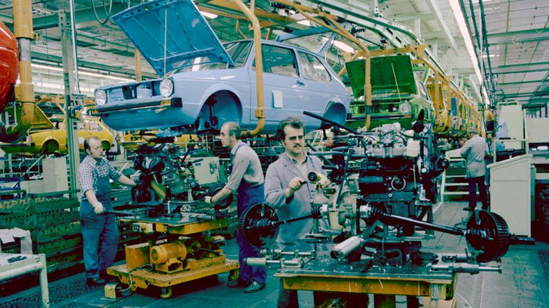 Operarios trabajando en la planta de Wolfsburgo, Alemania en la década del 70.