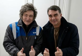 Javier Milei junto a Flavio Bolsonaro, hijo de Jair y candidato a presidente de Brasil.