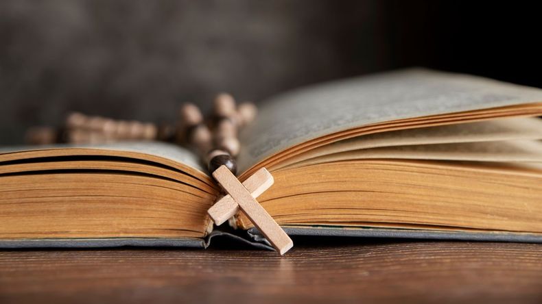 La lectura católica recomendada y el santo del día, brinda oportunidades para la reflexión y la enseñanza espiritual.  