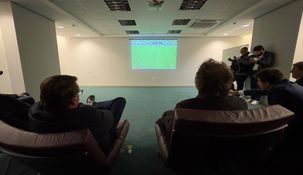 Bolsonaro y Milei viendo el partido que perdió Brasil.