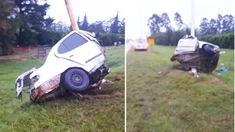 El auto quedó partido a la mitad tras el accidente. El auto quedó partido a la mitad tras el accidente.