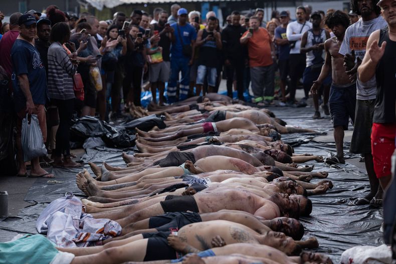 Más de 70 cadáveres fueron llevados a la plaza São Lucas por los propios vecinos de la favela.