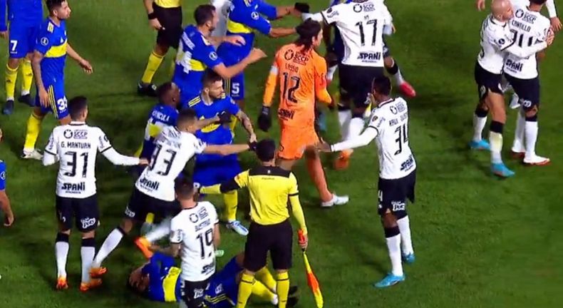 Los jugadores se pelearon en pleno campo de juego.
