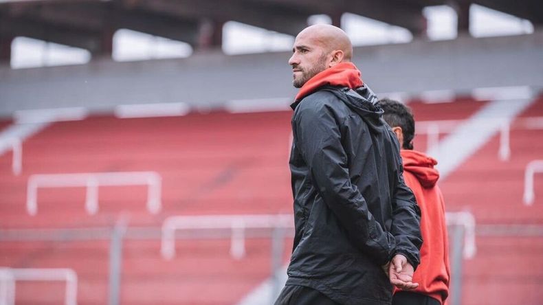 Su carrera incluyó experiencias en el fútbol europeo, especialmente en Italia y España.