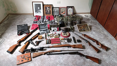 La Policía encontró armas de fuego, artefactos explosivos, municiones y diversos objetos relacionados con el nazismo.