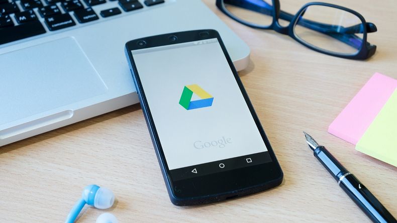 El uso del comando “site:drive.google.com” permite encontrar archivos compartidos públicamente.