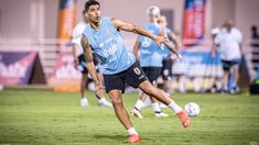 Luis Súarez entrenando con la Selección uruguaya durante el Mundial de Qatar.&nbsp;