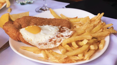 El bodegón de Buenos Aires con platos económicos y unas milanesas impresionantes. El bodegón de Buenos Aires con platos económicos y unas milanesas impresionantes.