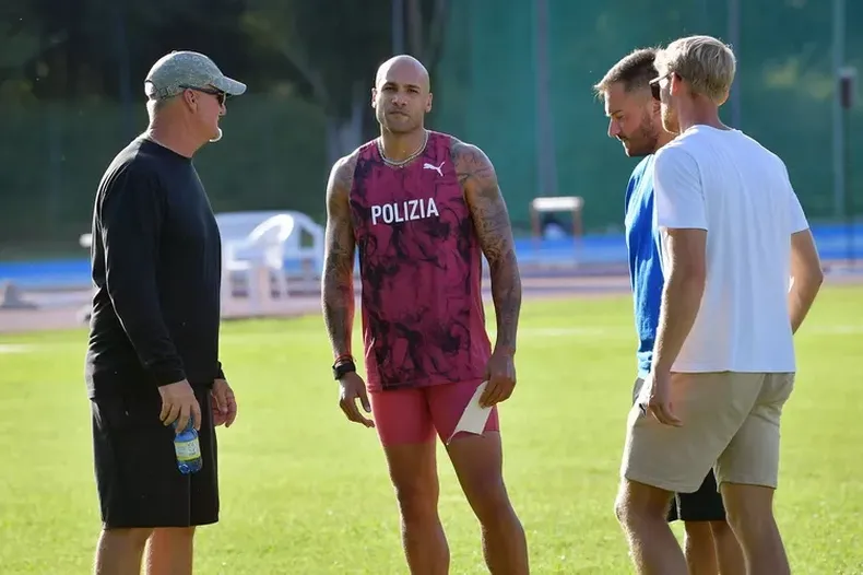 Reider entrena a Marcell Jacobs, de Italia. Fue el campe&oacute;n de Tokyo 2020.