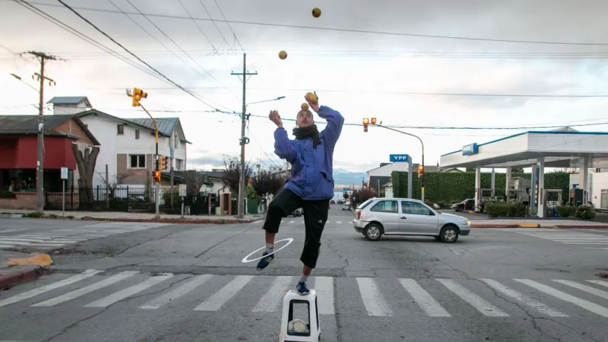 Bariloche prohibió la actividad de malabaristas, trapitos y limpiavidrios en la vía pública: 
