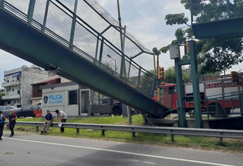 La avenida quedó cortada para renovar la estructura del puente peatonal que fue embestido por el camión. La avenida quedó cortada para renovar la estructura del puente peatonal que fue embestido por el camión.