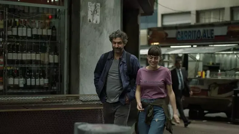ESTRENO 17 DE AGOSTO SOLO EN CINES. Lucas Pereyra es un escritor casado que viaja a Montevideo a cobrar el dinero por su próxima novela y evitar el cepo cambiario. Pero sobre todo es una excusa para encontrarse con Magalí Guerra, una admiradora veinte años menor que él. Cruzar el río lo transformará para siempre.