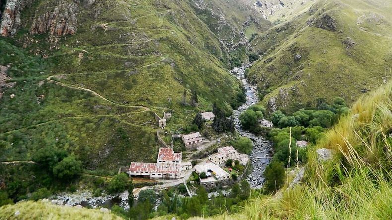 En el corazón de las sierras cordobesas, cerca del límite con San Luis, se encuentra Pueblo Escondido, un antiguo asentamiento minero que evolucionó hasta convertirse en un destino turístico imperdible.