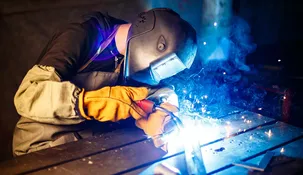 En marzo volvieron a caer el empleo y los salarios en el sector formal.