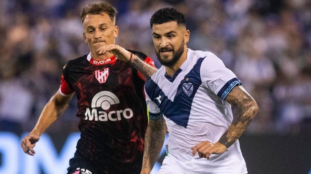 en medio del escandalo por la denuncia contra cuatro futbolistas, velez gano y se trepo a lo mas alto de la tabla