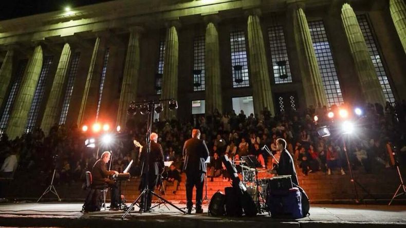 La Noche incluyó música en vivo, proyecciones y experiencias interactivas.