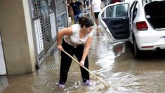 Los vecinos de Bahía Blanca intentan por estas horas desalojar el agua de sus casas. Los vecinos de Bahía Blanca intentan por estas horas desalojar el agua de sus casas.