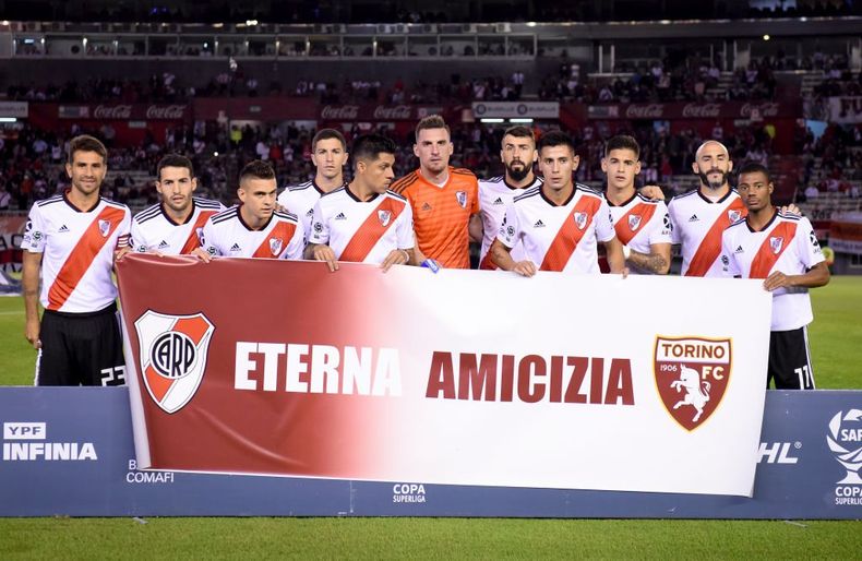 En la previa de un partido con Aldosivi en 2019, el plantel de River salió con una bandera de la 