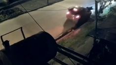 Delincuentes anda en un auto rojo con el que atropellan a sus víctimas para robarles Delincuentes anda en un auto rojo con el que atropellan a sus víctimas para robarles