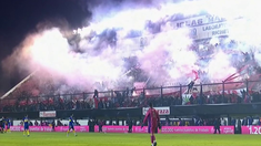 Las bengalas que prendieron los hinchas de Barracas Central. Las bengalas que prendieron los hinchas de Barracas Central.