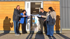 La nueva oficina siendo inaugurada con la presencia de vecinos de la zona. La nueva oficina siendo inaugurada con la presencia de vecinos de la zona.