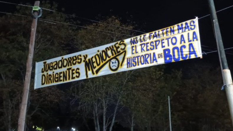 Uno de los pasacalles que apareció en Boca Predio este martes.