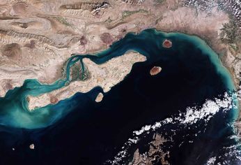 La isla Larak es un punto clave para el control del estrecho de Ormuz.