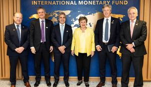 Luis Caputo con Kristalina Georgieva en la reunión de negociaciones entre Argentina y el FMI. Luis Caputo con Kristalina Georgieva en la reunión de negociaciones entre Argentina y el FMI.