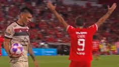 Goltz agarró la pelota con la mano cuando estaba en juego. Goltz agarró la pelota con la mano cuando estaba en juego.