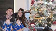 Lionel Messi presentó a Mateo con una tierna foto familiar: Esperando a Papá Noel Lionel Messi presentó a Mateo con una tierna foto familiar: Esperando a Papá Noel