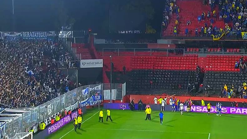 Hinchas de Gimnasia LP y Boca enfrentados.