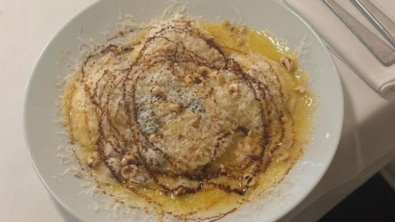 Ubicado en un espacio elegante y acogedor, Anafe invita a sus comensales a disfrutar de una velada inolvidable, donde cada plato es una obra de arte.  