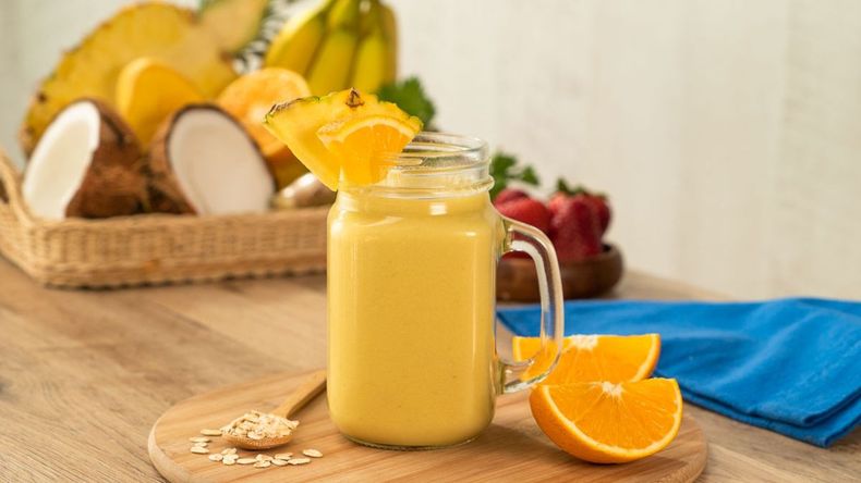 El licuado combina ananá con el jugo de naranja.