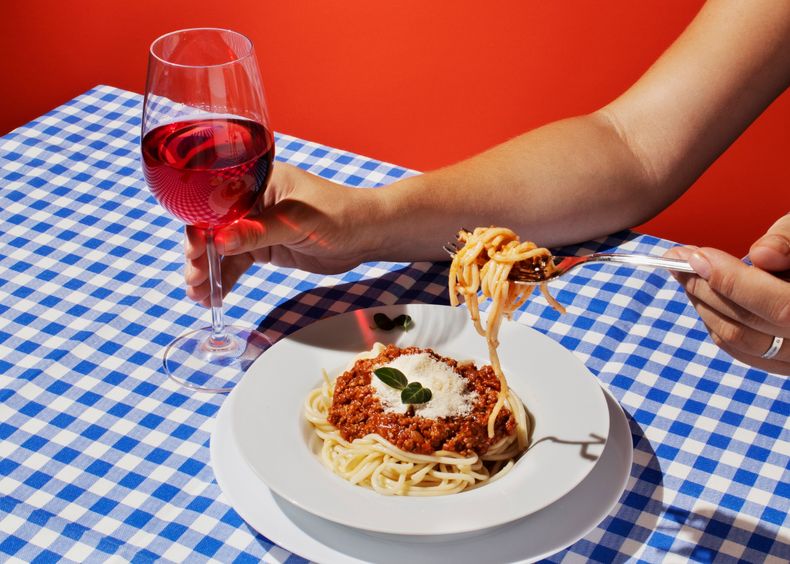 Un simple comentario sobre un plato de mostacholes con salsa blanca y vino generó una ola de opiniones sobre cuál es la mejor bebida para acompañar la comida.