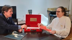 Charly García en su domicilio con el director del Instituto Cervantes, Luis García Montero. Charly García en su domicilio con el director del Instituto Cervantes, Luis García Montero.