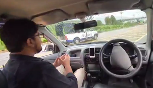 Un joven chocó con un patrullero mientras mostraba su auto autónomo.