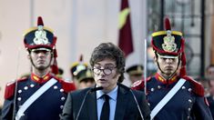 Javier Milei junto a los granaderos.